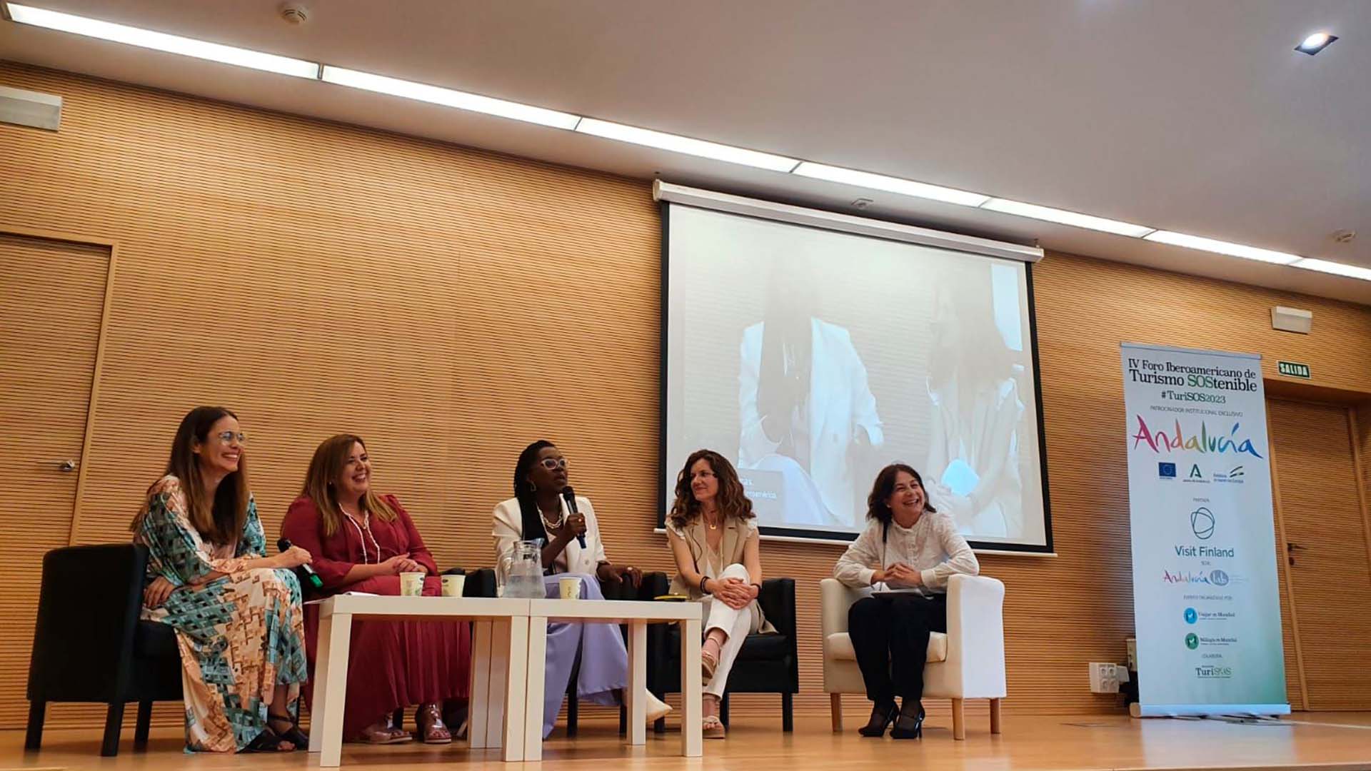 Foto de un congreso con el personal de Málaga es Mundial
